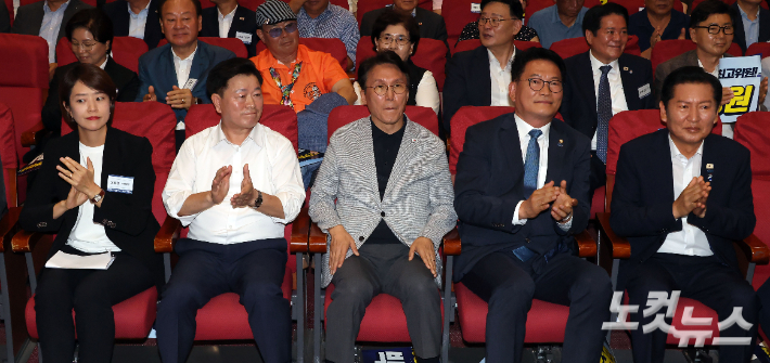 지난 12일 국회 의원회관에서 열린 더불어민주당 전국자치분권민주지도자회의(KLDC)에 더불어민주당 당 대표 후보 주자들과 상임대표를 맡고 있는 박승원 광명시장이 참석해 있다. 왼쪽부터 고민정 의원, 박 시장, 김민석 전 국무총리, 송영길 의원, 정청래 전 대표. 황진환 기자
