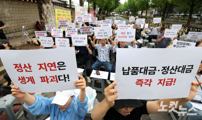 15일 서울 종로구 청와대 사랑채 앞에서 열린 '홈플러스 사태, 소상공인 생존권 영업권보장 촉구 집회' 에 참가한 홈플러스 입점 점주 협의회 회원들이 피켓을 들고 있다. 황진환 기자