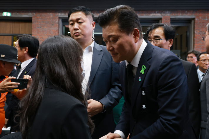 신용한 충북지사가 유가족을 위로하고 있다. 충북도 제공