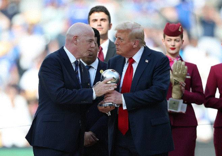 지난해 2025 FIFA 클럽 월드컵 결승전 뒤 시상식에 오른 인판티노 FIFA 회장(왼쪽)과 도널드 트럼프 미국 대통령. 연합뉴스 