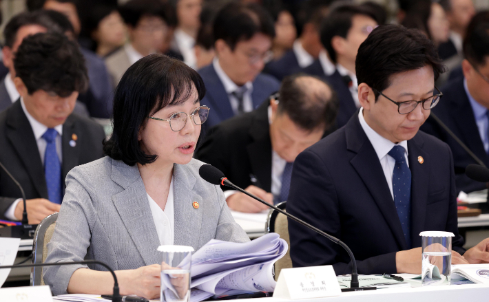 송경희 개인정보보호위원장이 16일 청와대 영빈관에서 부처 업무보고를 하고 있다. 연합뉴스