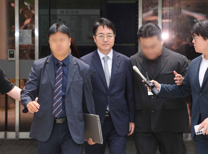  12·3 비상계엄 내란 가담 및 즉시항고 포기 관련 직권남용 의혹을 받는 심우정 전 검찰총장이 16일 구속 전 피의자 심문(영장실질심사)을 받고 서울 서초구 서울중앙지법을 나서고 있다. 연합뉴스