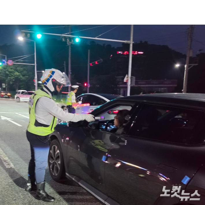음주 단속 중인 경찰. 박우경 기자