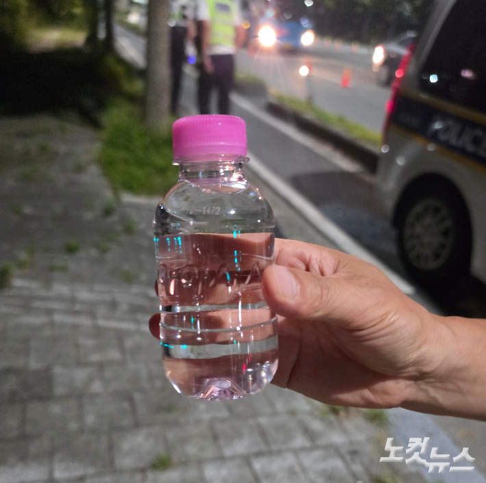 음주 측정 전 입안을 헹구도록 제공하는 음용수. 박우경 기자