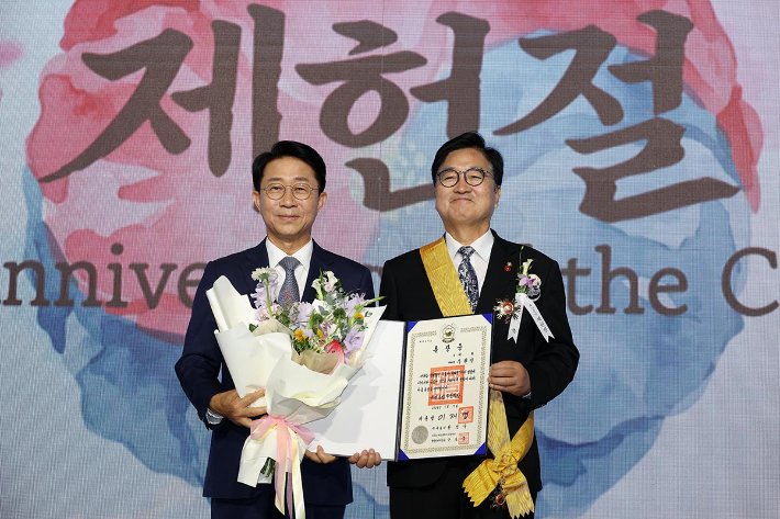 우원식 전 국회의장 국민훈장 무궁화장 전수[노컷네컷]