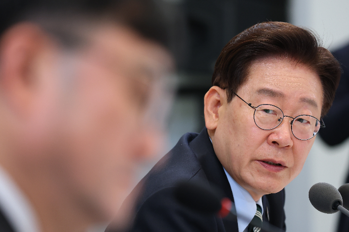 이재명 대통령이 16일 청와대 영빈관에서 열린 복지부·식약처·성평등부·권익위 등에 대한 부처 업무보고에서 발언하고 있다. 연합뉴스