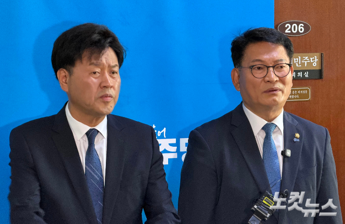 전당대회 출마 자격 논란이 불거진 더불어민주당 송영길 의원과 김용 전 민주연구원 부원장이 17일 서울 여의도 국회에서 기자회견을 하고 있다. 박종민 기자