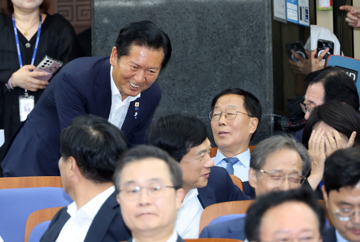 더불어민주당 당권주자인 정청래 전 대표가 14일 국회에서 열린 의원총회에 입장하고 있다. 연합뉴스