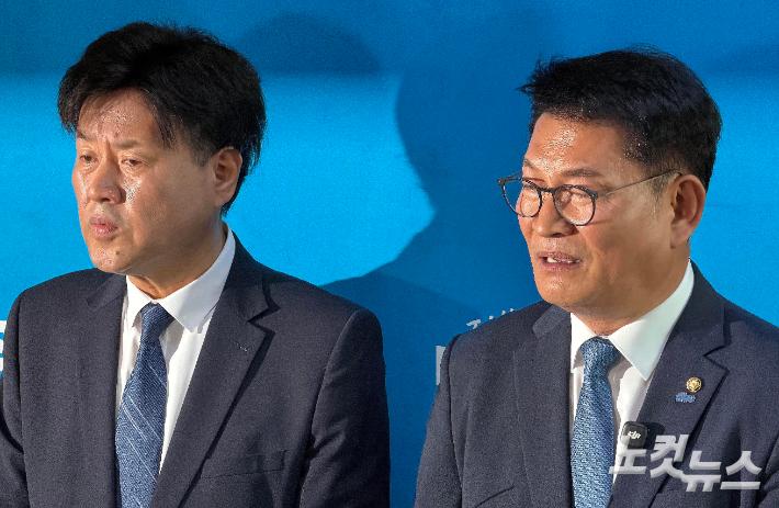 전당대회 출마 자격 논란이 불거진 더불어민주당 송영길 의원과 김용 전 민주연구원 부원장이 17일 서울 여의도 국회에서 기자회견을 하고 있다. 박종민 기자