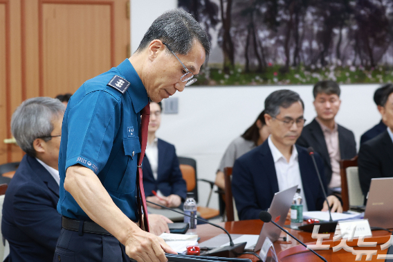 '장윤기 사건'을 둘러싼 경찰 부실수사 및 유착 논란이 커지자 미국 출장 중 조기귀국한 유재성 경찰청장 직무대행이 10일 오전 서울 서대문구 경찰청에서 열린 경찰 지휘부 화상회의에 참석하고 있다. 류영주 기자