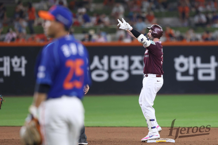키움 데이비슨이 18일 한화와 원정에서 8회초 결승 2타점 2루타를 때린 뒤 기뻐하고 있다. 키움 