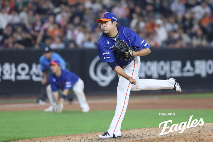 한화 마무리 이민우는 18일 8회초 등판했지만 동점과 역전타를 맞는 등 리드를 지키지 못했다. 한화 