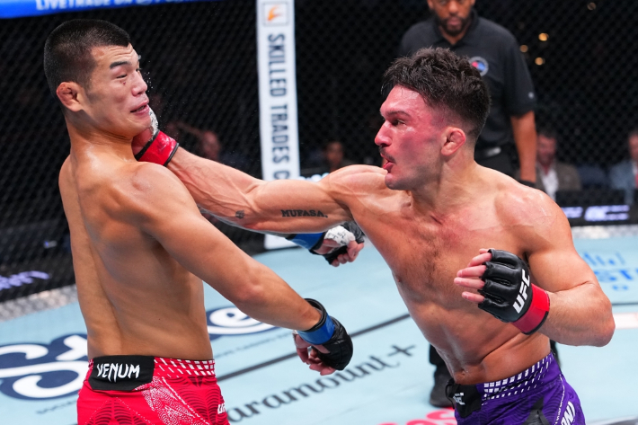 고석현(사진 왼쪽)이 레보스노야니에게 펀치를 허용하고 있다. UFC 제공