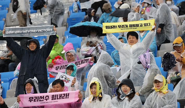 20일 수원 장안구 수원종합운동장에서 열린 아시아축구연맹(AFC) 여자 챔피언스리그(AWCL) 4강 수원FC 위민과 내고향여자축구단의 경기. 여자축구 공동응원단이 응원하고 있다. 연합뉴스