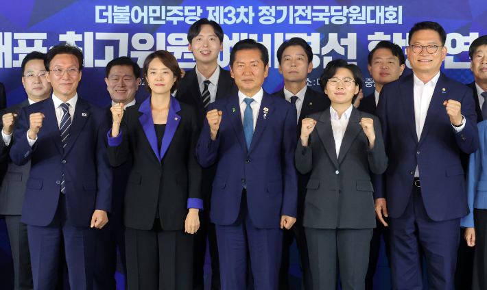더불어민주당 김민석(앞줄 왼쪽부터)·고민정·정청래·김보미·송영길 당 대표 후보와 최고위원 후보들이 20일 서울 여의도 민주당 중앙당사 당원존에서 열린 당 대표·최고위원 예비경선 합동연설회에 참석해 기념 촬영하고 있다. 연합뉴스