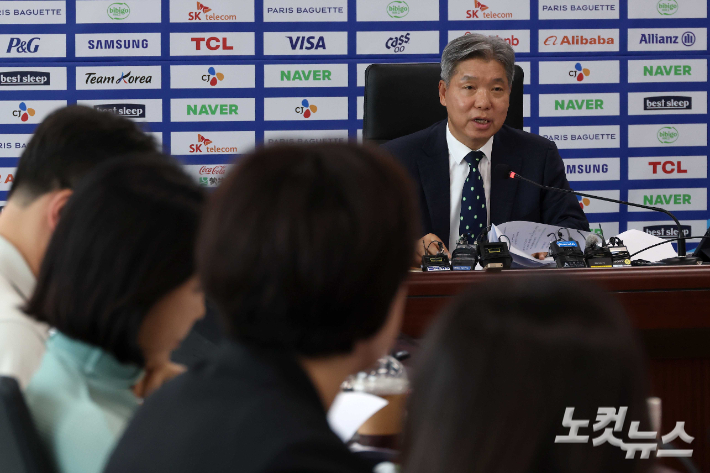 20일 서울 송파구 올림픽회관에서 열린 대한체육회 스포츠공정위원회 징계 심의 소위원회에서 이영진 위원장이 발언하고 있다. 이날 공정위는 배재고 야구부의 6개월 출전 정지 징계에 관한 재심의를 할 예정이다. 박종민 기자