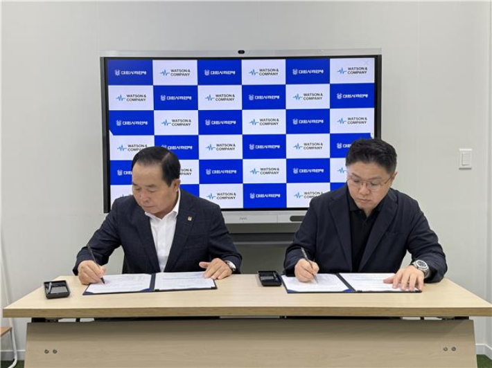 AI 기반 뇌과학 훈련시스템 도입에 대해 후원계약을 체결한 대한사격연맹 강연술 회장(사진 왼쪽)과 왓슨앤컴퍼니 김민규 대표이사. 대한사격연맹 제공 
