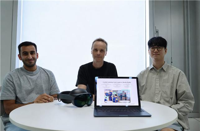 왼쪽부터 KAIST 아마르 알타이(Ammar Al-Taie) 박사 후 연구원, 전기 및 전자공학부 이안 오클리(Ian Oakley) 교수, 한현영 박사과정. KAIST 제공 
