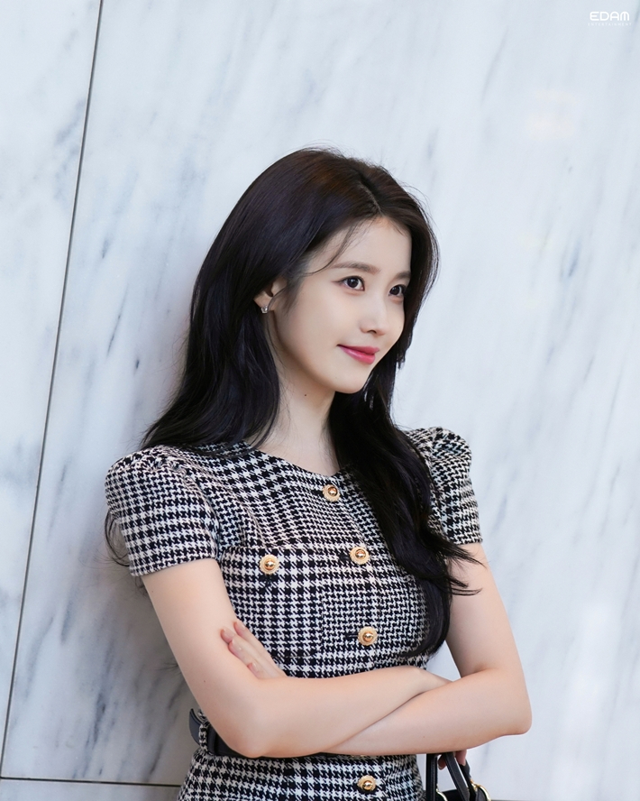 가수 겸 배우 아이유. 아이유 공식 트위터