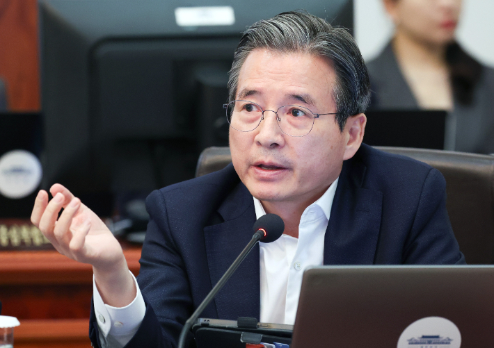 김용범 정책실장이 21일 청와대에서 열린 국무회의에서 이재명 대통령 질문에 답하고 있다. 연합뉴스