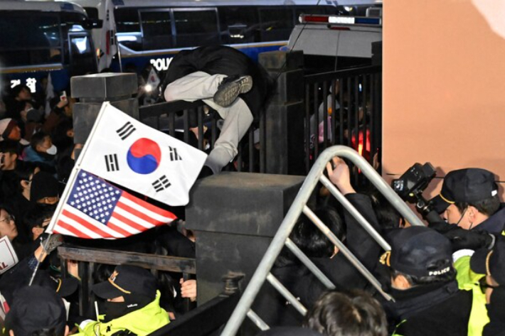 '서부지법 폭동' 현장 기록한 다큐 감독 유죄, 헌재가 다시 본다