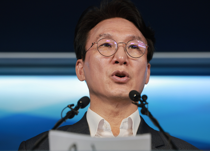더불어민주당 당권주자인 김민석 전 국무총리가 15일 서울 여의도 민주당 중앙당사에서 당 4대 혁신안을 발표하고 있다. 연합뉴스