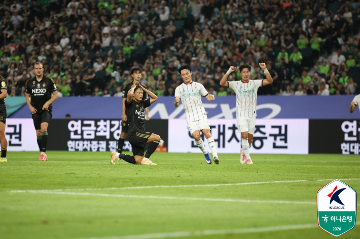 페널티킥을 놓친 전북 현대 이승우. 한국프로축구연맹 제공