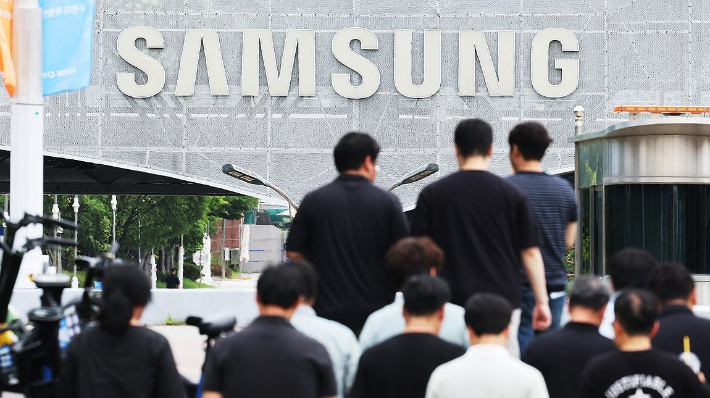삼전, 임원 장기성과 자사주 지급...노태문 57억·전영현 26억 규모 - 뉴스 썸네일 이미지