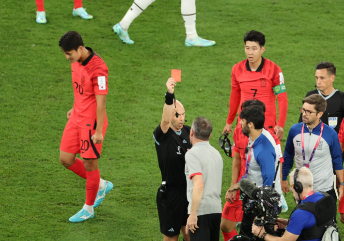 벤투 감독 퇴장시키던 테일러 심판. 연합뉴스