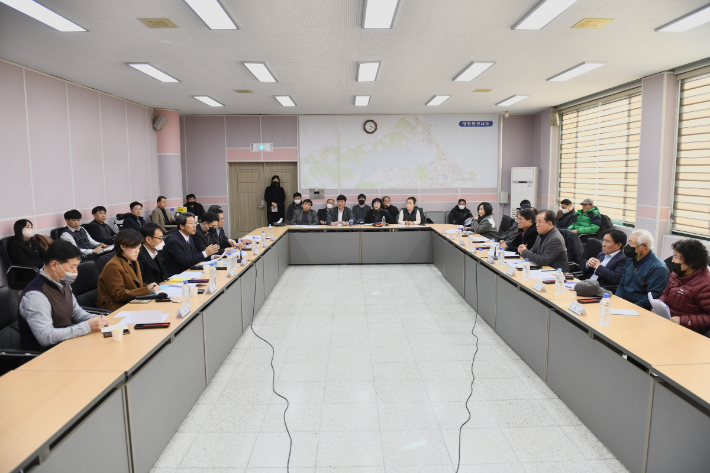 장사동 일원 군용전기통신설비 관련 민원 간담회. 속초시 제공