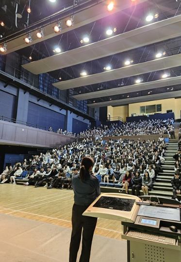 안양만안서경찰서가 학교전담경찰관(SPO)을 통해 중·고등학교 학생 대상 의료용 마약류의 불법 거래에 대한 교육과 홍보를 진행하고 있다. 경기남부경찰청 제공