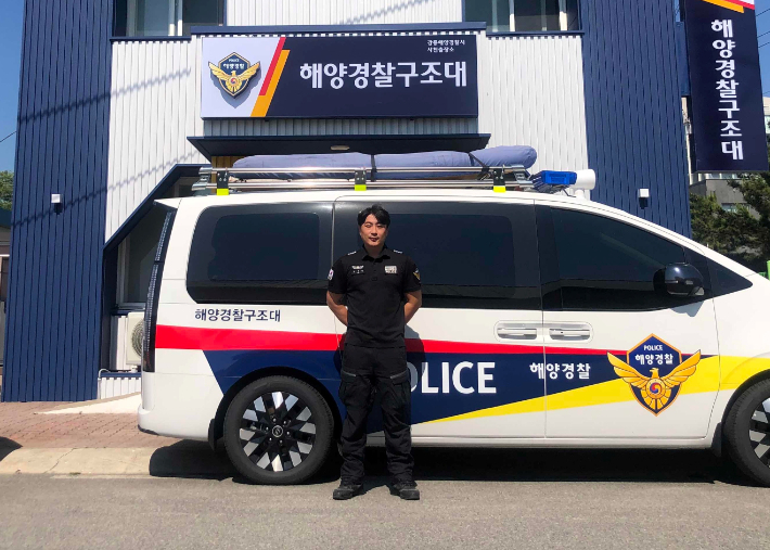 비번 날 바다에 빠진 2명 구조한 해양경찰관… 의인상 포상금 1천만원도 기부