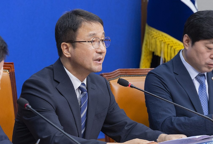 더불어민주당 한병도 당 대표 직무대행 겸 원내대표가 22일 국회에서 열린 최고위원회의에서 검찰 개혁 완성에 대해 발언하고 있다. 연합뉴스