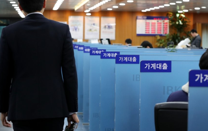 은행 금리감면 문턱 낮춘다…체크카드·할부결제도 인정