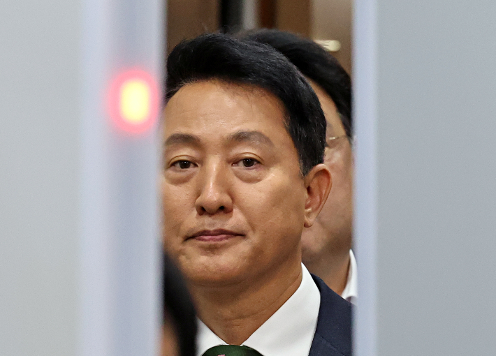 오세훈 서울시장이 22일 오후 서울 서초구 서울중앙지법에서 열린 선고 공판을 마친 뒤 법정을 나서고 있다. 연합뉴스