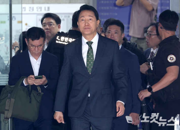 오세훈 서울시장이 22일 서울 서초구 서울중앙지방법원에서 열린 정치자금법위반 혐의 1심 선고를 마치고 법원을 나서고 있다. 류영주 기자