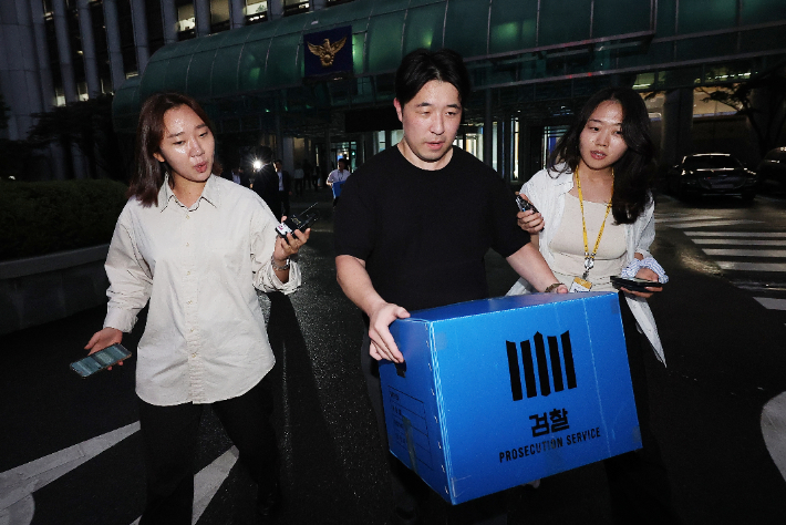 검찰과 경찰이 21일 장윤기 사건 부실 수사와 증거인멸 의혹 등을 규명하기 위해 경찰청 국가수사본부를 동시에 압수수색 했다. 이날 서울 서대문구 경찰청에서 검찰 관계자들이 압수물이 담긴 상자를 들고 이동하고 있다. 연합뉴스
