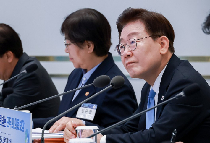 이재명 대통령이 22일 청와대에서 열린 지역·필수·공공의료 간담회에서 참석자 발언을 듣고 있다. 연합뉴스