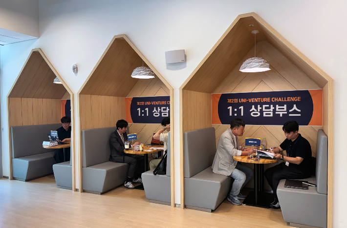 제2회 유니-벤처 챌린지 투자 IR 경진대회 행사장에서는 한태규 UNIST기술지주 본부장의 기조강연과 시제품 전시, 투자 상담 부스가 운영됐다. UNIST 제공 