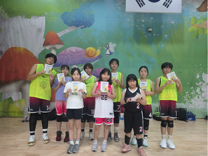 학교 운동부 학생들이 청렴 열쇠고리를 들고 기념촬영을 하고 있다. 울산광역시교육청 제공