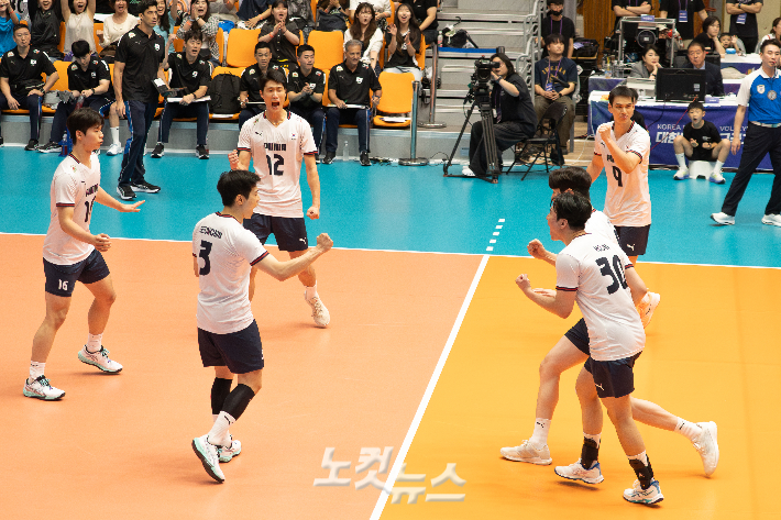 한국 남자 배구 대표팀 선수들이 22일 브라질과 평가전에서 득점한 뒤 기뻐하고 있다. 대한항공 