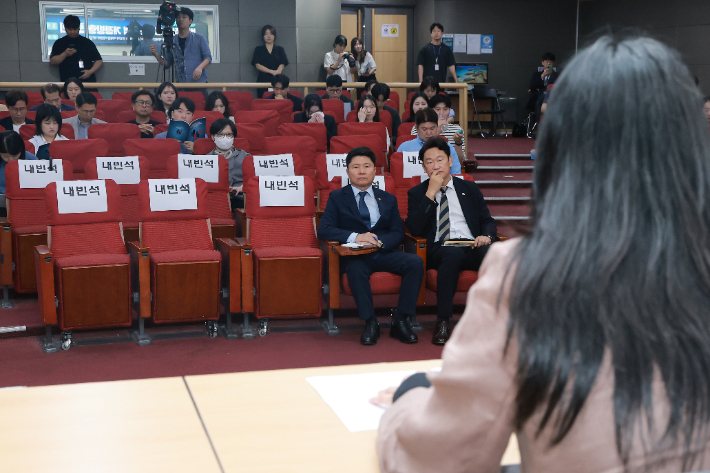 더불어민주당 홍기원·곽상언·박희승 의원이 23일 국회 의원회관에서 민주당 11명 의원과 함께 연 '범죄피해자가 바라보는 바람직한 형사소송법 개정방향 토론회'에 참석해 범죄 피해자의 사례 증언을 듣고 있다. 연합뉴스