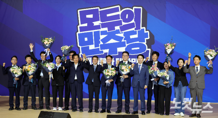 23일 서울 여의도 국회 의원회관에서 열린 더불어민주당 당대표·최고위원 선출을 위한 예비경선을 통과해 본경선에 진출한 김민석·정청래·송영길 당대표 후보와 최고위원 후보들이 기념촬영을 하고 있다. 윤창원 기자