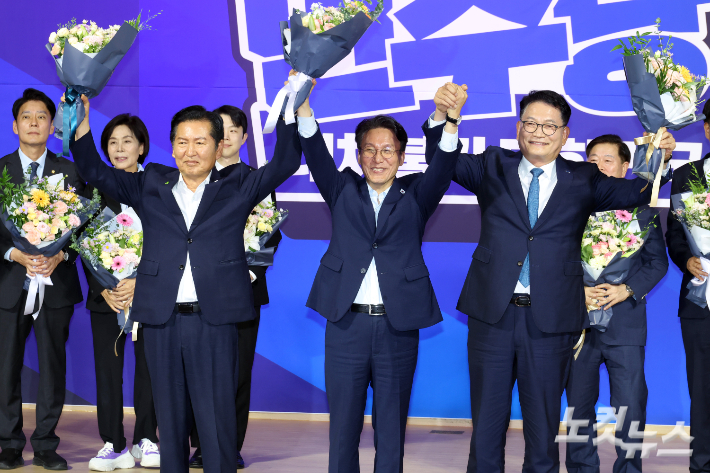 23일 서울 여의도 국회 의원회관에서 열린 더불어민주당 당대표·최고위원 선출을 위한 예비경선을 통과해 본경선에 진출한 김민석·정청래·송영길 당대표 후보가 기념촬영을 하고 있다. 윤창원 기자