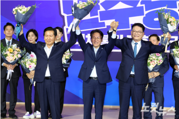 23일 서울 여의도 국회 의원회관에서 열린 더불어민주당 당대표·최고위원 선출을 위한 예비경선을 통과해 본경선에 진출한 김민석·정청래·송영길 당대표 후보가 기념촬영을 하고 있다. 윤창원 기자
