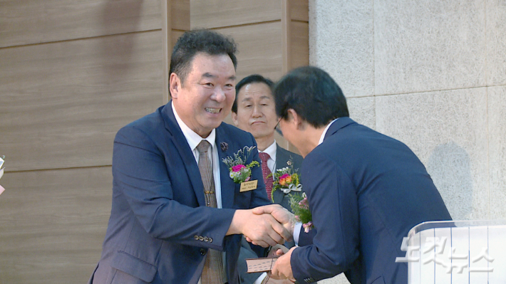 부산기독교총연합회 대표회장 박상철 목사가 전재수 부산시장에게 교계선물인 성경책을 전달하고 있다. 이강현 기자