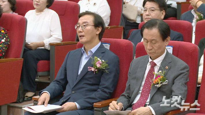 전재수 부산시장과 강무길 부산시의회의장이 설교를 듣고 있다. 이강현 기자