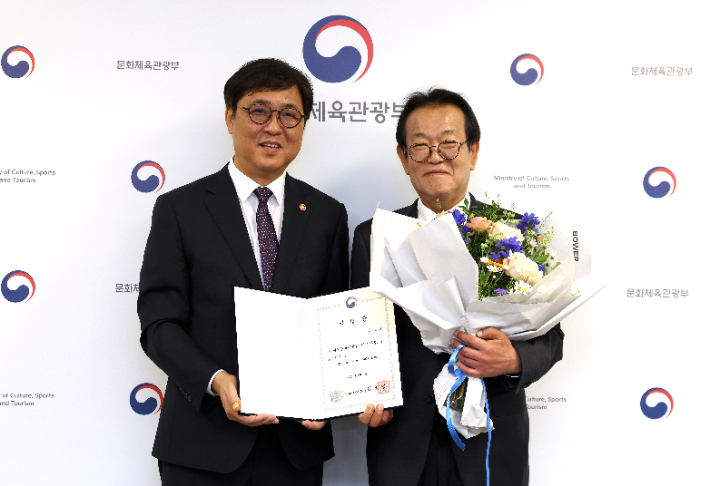 최휘영 문화체육관광부 장관이 9일 서울 종로구 국립현대미술관 서울관에서 신임 전우용 세종학당재단 이사장에게 임명장을 수여, 기념 촬영하고 있다. 문체부 제공