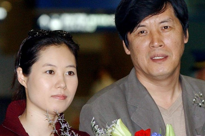 영화 '오아시스(2002)'로 베니스국제영화제에서 감독상을 수상한 이창동 감독과 신인여자연기상을 수상한 문소리. 연합뉴스