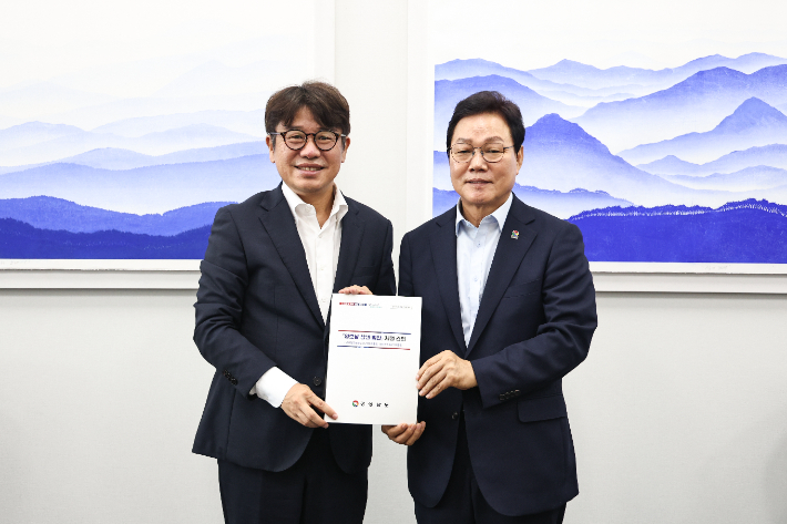 박완수 경남지사(오른쪽)와 유의동 국회 국토교통위원장. 경남도청 제공 